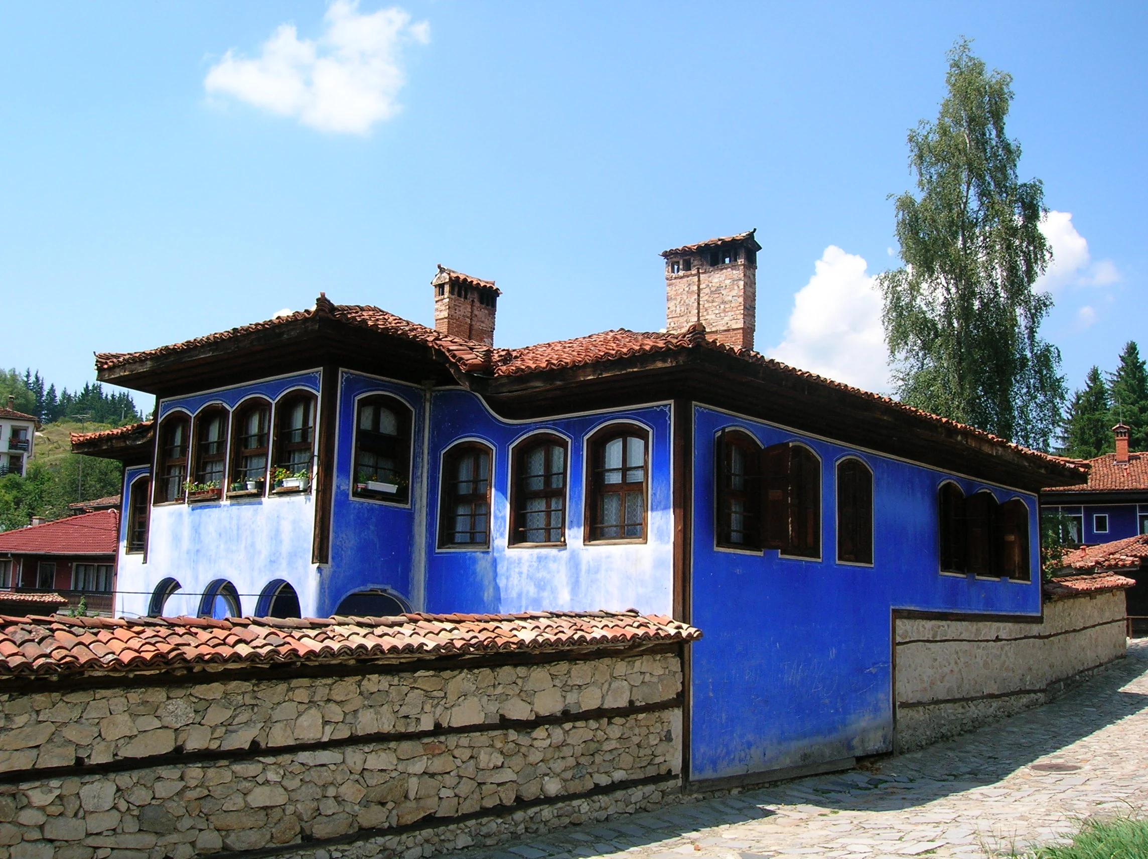 Синя възрожденска къща с каменен зид в Копривщица.