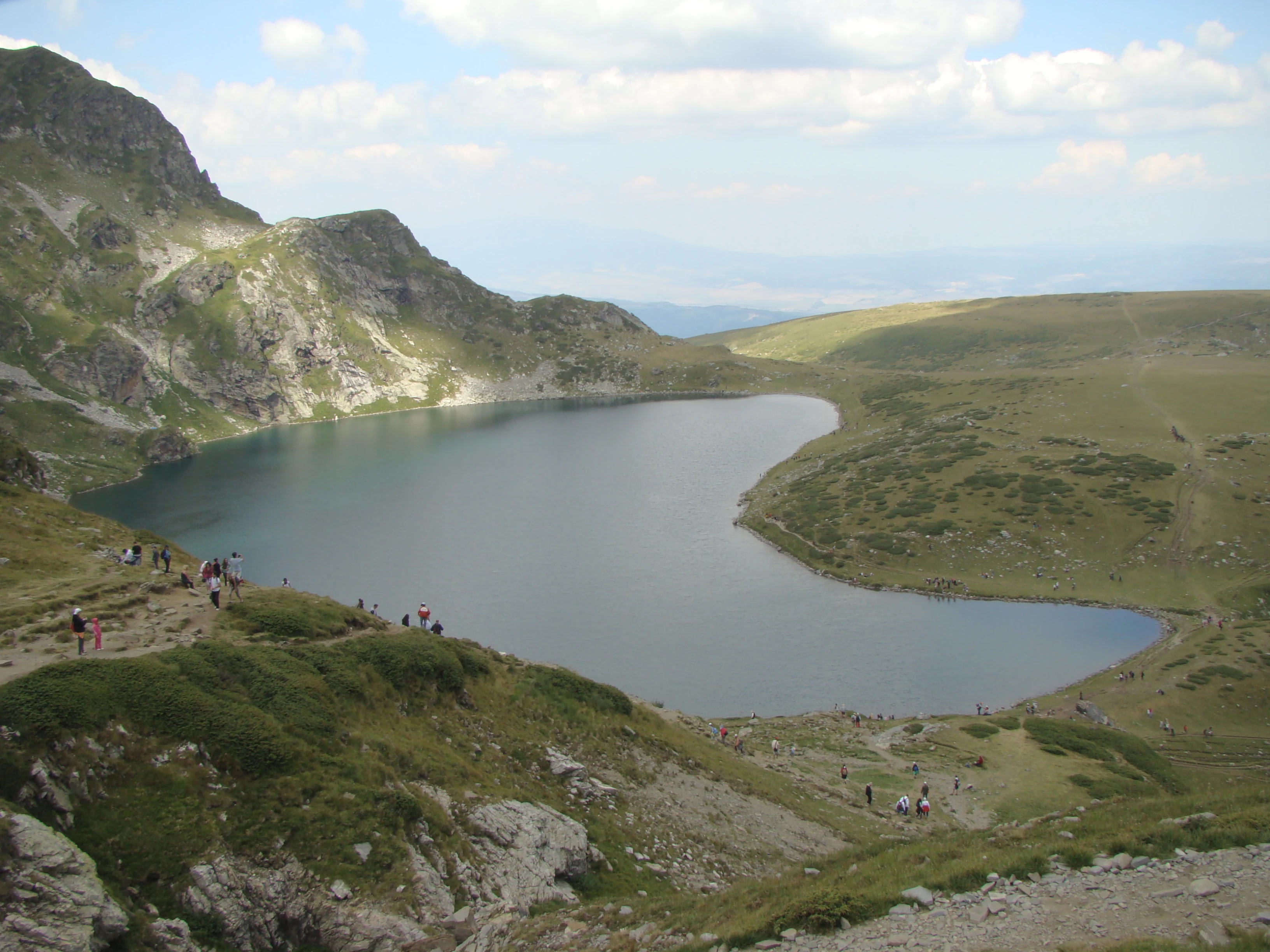 Езерото Бъбрека, едно от Седемте рилски езера, сред планински склонове.